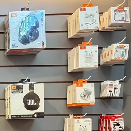 Fones bluetooth e fones sem fio na parede da loja